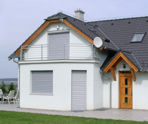 Zapuštěné i předokenní rolety na rodinném domě