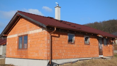 Ochranné folie na plastových oknech a dveřích strhněte pokud možno včas