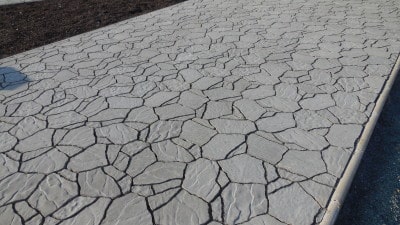 Nepravidelné tvary imitující kamenné desky