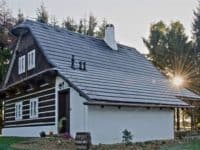 Lenka a Zdeněk si postavili roubenku. Na střechu dali plastový šindel Bydlení iDNES.cz 23.7.2016