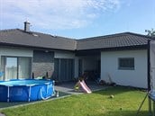 U Lipůvky u Brna staví bungalov. Na střechu si dal solární tašky Bydlení iDNES.cz 19.7.2016
