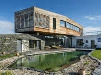 dum-levituje-nad-zelenym-valem-ktery-majitele-chrani-pred-zvedavci-idnes-cz-bydleni-28-9-2016