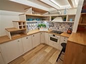 genialne-rafinovany-byt-v-praze-ma-postel-nad-kuchynskou-linkou-idmes-cz-bydleni-20-9-2016