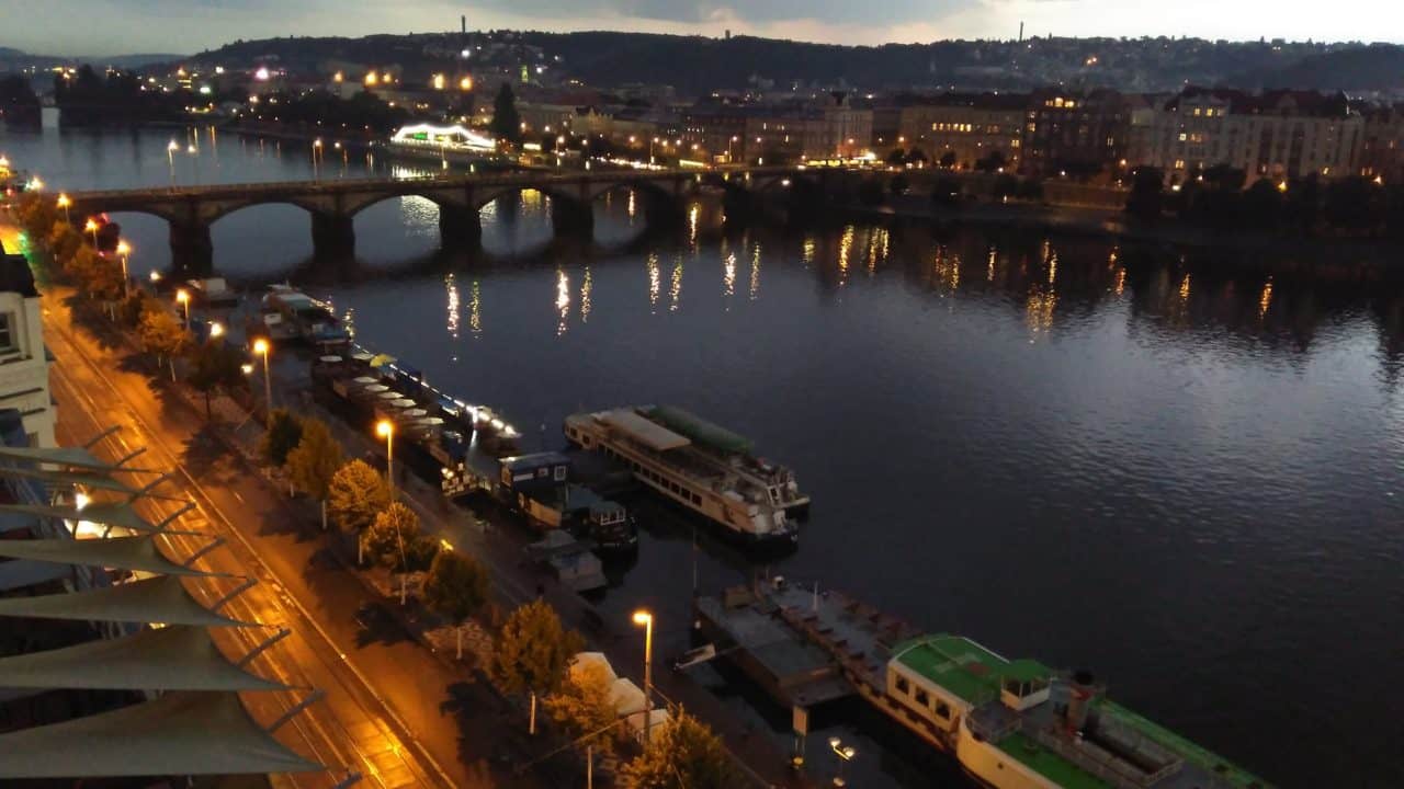 RETRO 70. a 80. let - výstava - výhledy Tančící dům, noc - 03