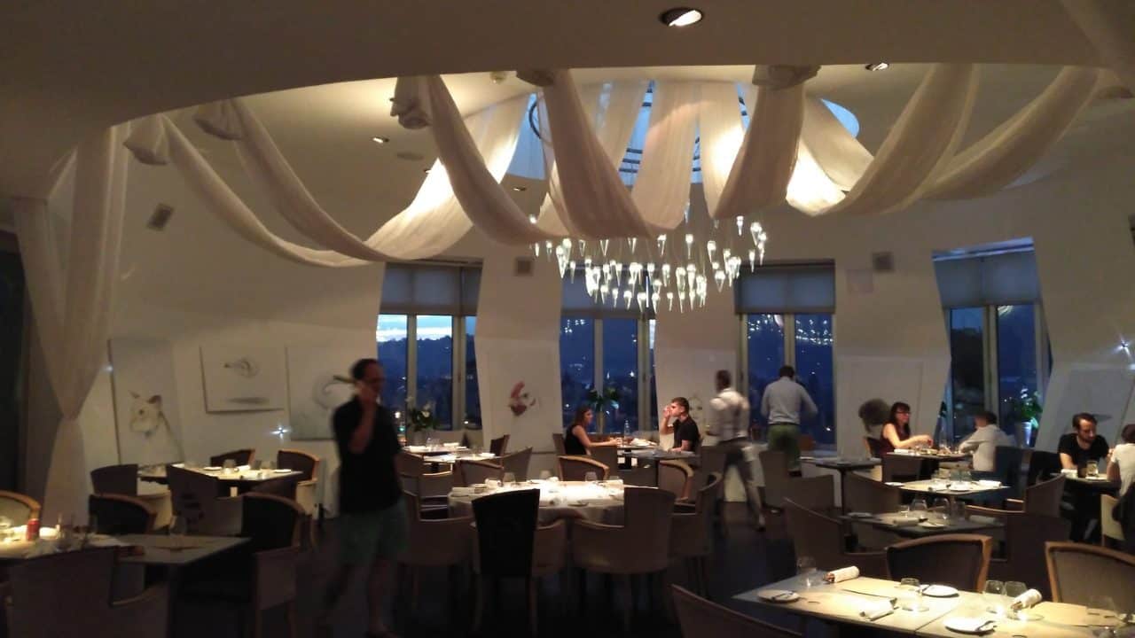 RETRO 70. a 80. let - výstava - výhledy Tančící dům, noc - 00