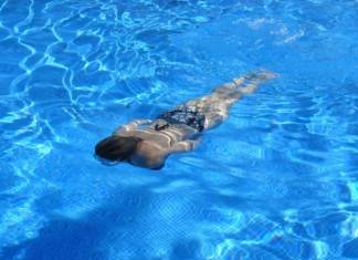 Bazén dnes již může mít každý Dívka plave v bazénu