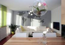 Panelový byt s obřím akváriem