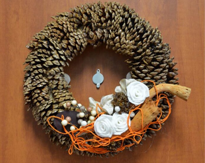 Adventní věnec na dveřích