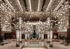 Top design – v korunách křišťálových stromů Hotel Mandarin oriental Jumeira v Dubaji - vstupní lobby s instalací Canopy of light od Preciosa
