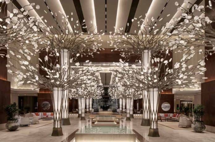 Hotel Mandarin oriental Jumeira v Dubaji - vstupní lobby s instalací Canopy of light od Preciosa