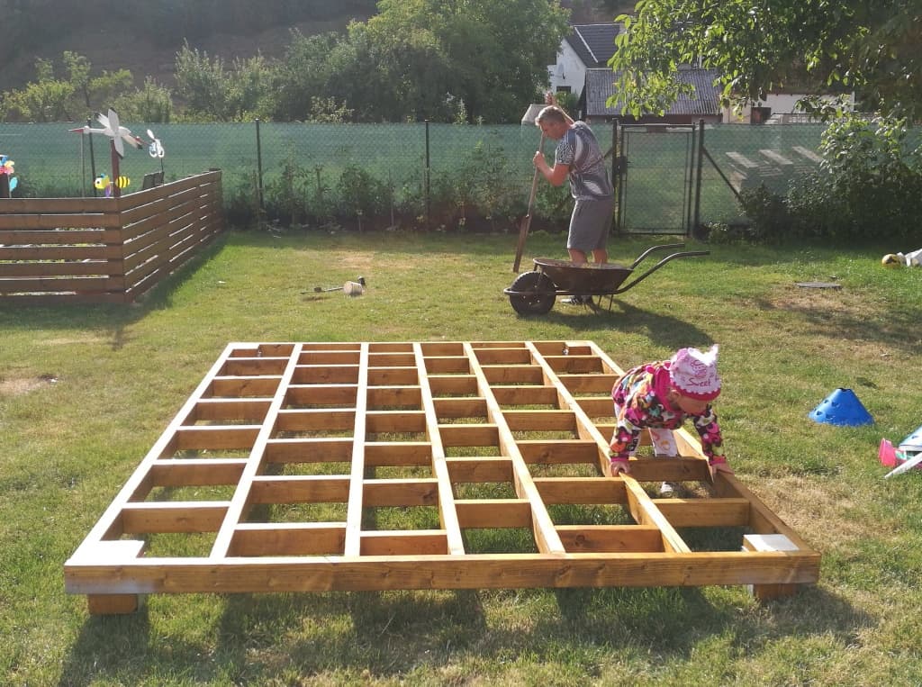 Dětský domek 1 - základová-podlahová deska a lokace umístění domku na zahradě