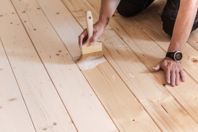 Dřevěná podlaha - 1. nátěr olejem