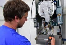 Nepodceňujte pravidelný servis kotlů ani v pandemii. Proč? Servisní prohlídka plynového kotle technikem (Thermona)