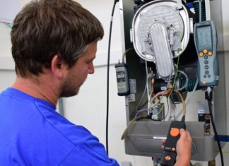Nepodceňujte pravidelný servis kotlů ani v pandemii. Proč? Servisní prohlídka plynového kotle technikem (Thermona)