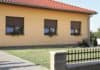 Příslušenství k domu Češi pořizují hlavně v sezoně. S frontami a dráž Venkovní rolety - pohled zvenčí na RD (zdroj Lomax)