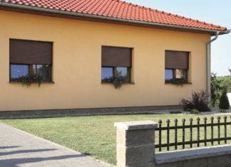 Příslušenství k domu Češi pořizují hlavně v sezoně. S frontami a dráž Venkovní rolety - pohled zvenčí na RD (zdroj Lomax)