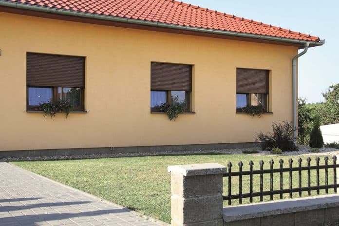 Venkovní rolety - pohled zvenčí na RD (zdroj Lomax)
