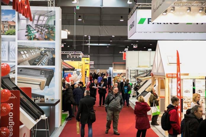 Veletrh Střechy - davy v halách