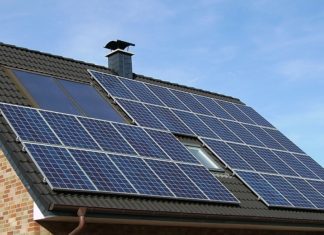 Solární ohřev vody už nestačí. Lidé chtějí elektřinu pro celý dům Solární panely na rodinném domě