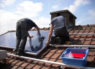 2021: rekordní zájem Čechů o vlastní zdroje energie. Co pořizovali? Montáž solárních panelů na rodinný dům (foto Pixabay)