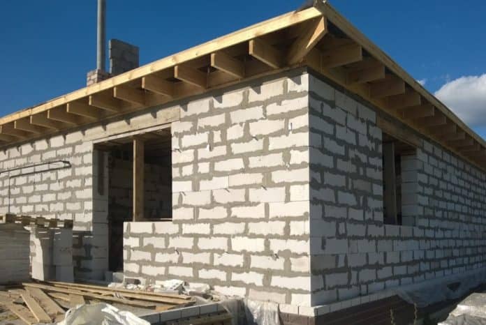 Novostavba ilustrační foto - dům z bílých bloků