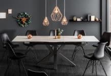 Propojení obýváku s jídelnou a kuchyní v moderním stylu Jídelní stůl a stylové osvětlení