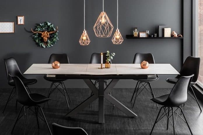 Jídelní stůl a stylové osvětlení