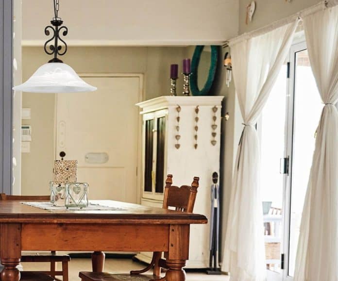 Lustr nad jídlením stolem