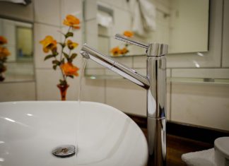 Jak si zajistit v koupelně příjemné teplo? Umyvadlo vodovodní kohoutek