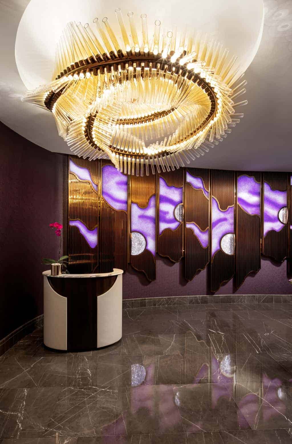 Preciosa Lighting - podvodní bar - lustr