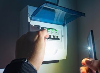 Výpadek proudu – co na to čidla alarmů, garážová vrata nebo žaluzie? Blackout, elektrický jistič