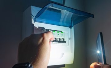Výpadek proudu – co na to čidla alarmů, garážová vrata nebo žaluzie? Blackout, elektrický jistič