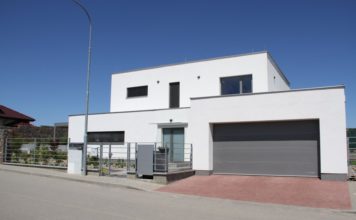 Na co všechno myslet při zařizování garáže? Garáž u rodinného domu - exteriér (Lomax)