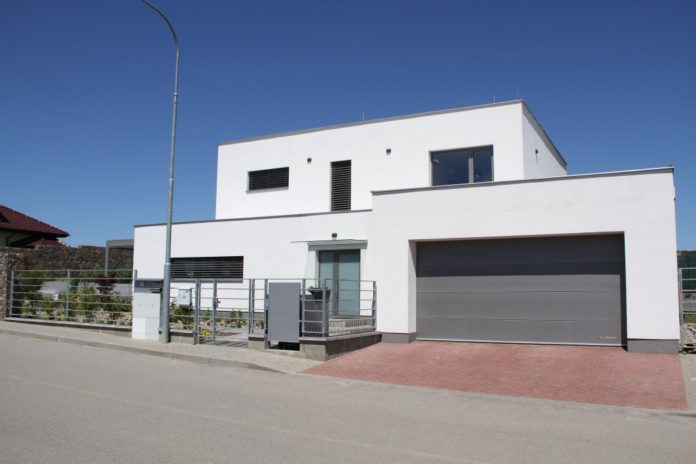 Garáž u rodinného domu - exteriér (Lomax)