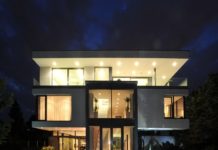 Jak se (také) bydlí v Česku – díl 1 Vila Barrandov (Zumtobel) - pohled zvenčí v noci