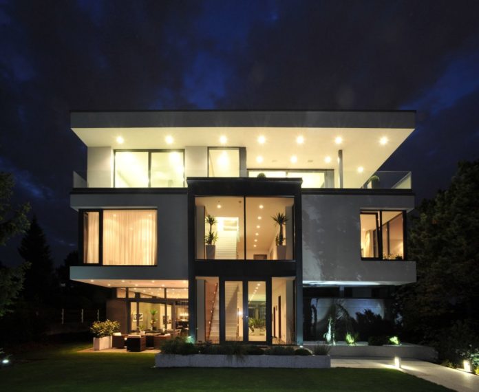 Vila Barrandov (Zumtobel) - pohled zvenčí v noci