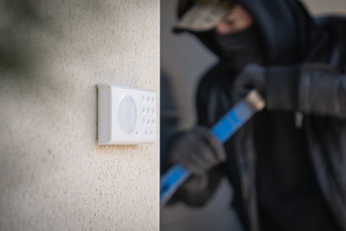 Somfy Doorlock, klávesnice - a ilustrativně zloděj v pozadí