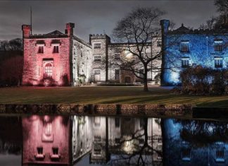 Návštěva – luxusní nasvětlení moderní architektury i historických památek Towneley Hall poblíž Burnley, Anglie - foto 1