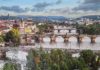 Praha opět nejlepším místem k životu v Česku, má však málo bytů Praha, mosty, domy (Pexels)