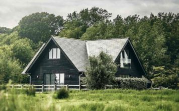 Rekreační realitní boom nekončí. Vzrůstá zájem o chalupy Chata-pexels-4610278