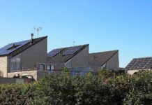 Energeticky plusové čtvrtě vyrobí více energie, než spotřebují. Už i v Česku Solární panely na domech v Holandsku (Pixabay)