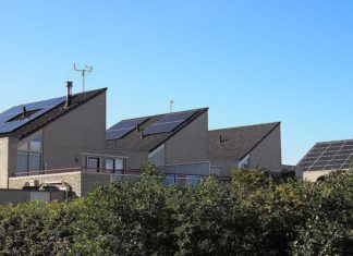 Energeticky plusové čtvrtě vyrobí více energie, než spotřebují. Už i v Česku Solární panely na domech v Holandsku (Pixabay)