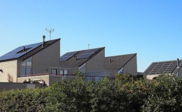 Energeticky plusové čtvrtě vyrobí více energie, než spotřebují. Už i v Česku Solární panely na domech v Holandsku (Pixabay)