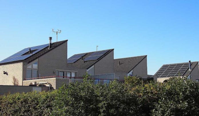Solární panely na domech v Holandsku (Pixabay)