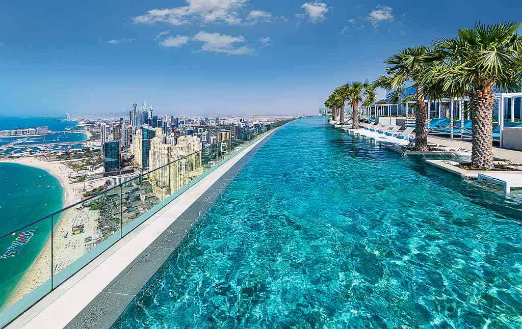 The Address Beach Resort Hotel Dubai - pohled na Dubai od nekonečného bazénu