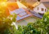 Domácí solární elektrárny – pomohou zelené úvěry i prodej energie Fotovoltaická solární elektrárna na rodinném domě - ilustrační foto