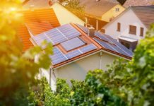 Domácí solární elektrárny – pomohou zelené úvěry i prodej energie Fotovoltaická solární elektrárna na rodinném domě - ilustrační foto