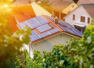 Domácí solární elektrárny – pomohou zelené úvěry i prodej energie Fotovoltaická solární elektrárna na rodinném domě - ilustrační foto