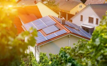 Domácí solární elektrárny – pomohou zelené úvěry i prodej energie Fotovoltaická solární elektrárna na rodinném domě - ilustrační foto