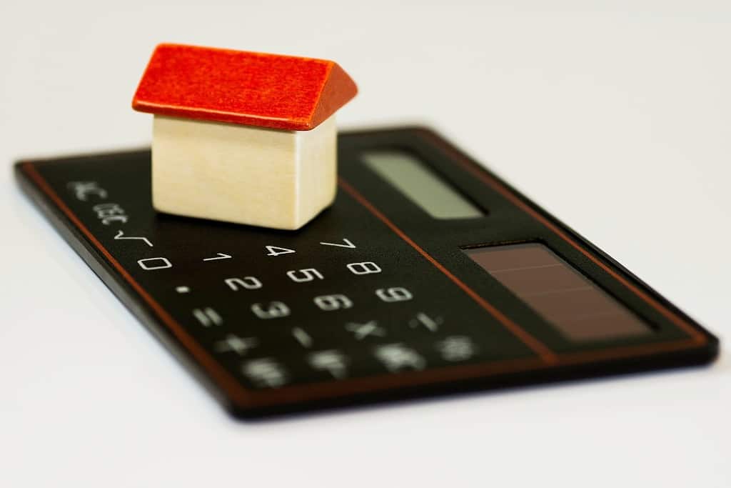 Dům a kalkualčka, financování bydlení, hypotéky (Pixabay)